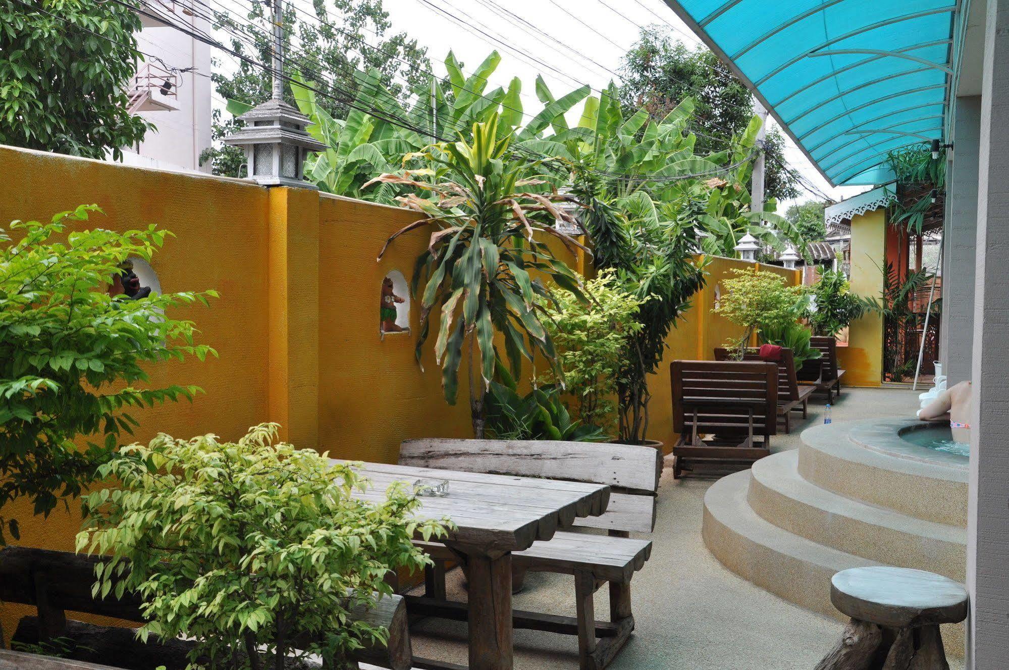 Thaphae Garden Guesthouse Chiang Mai Esterno foto